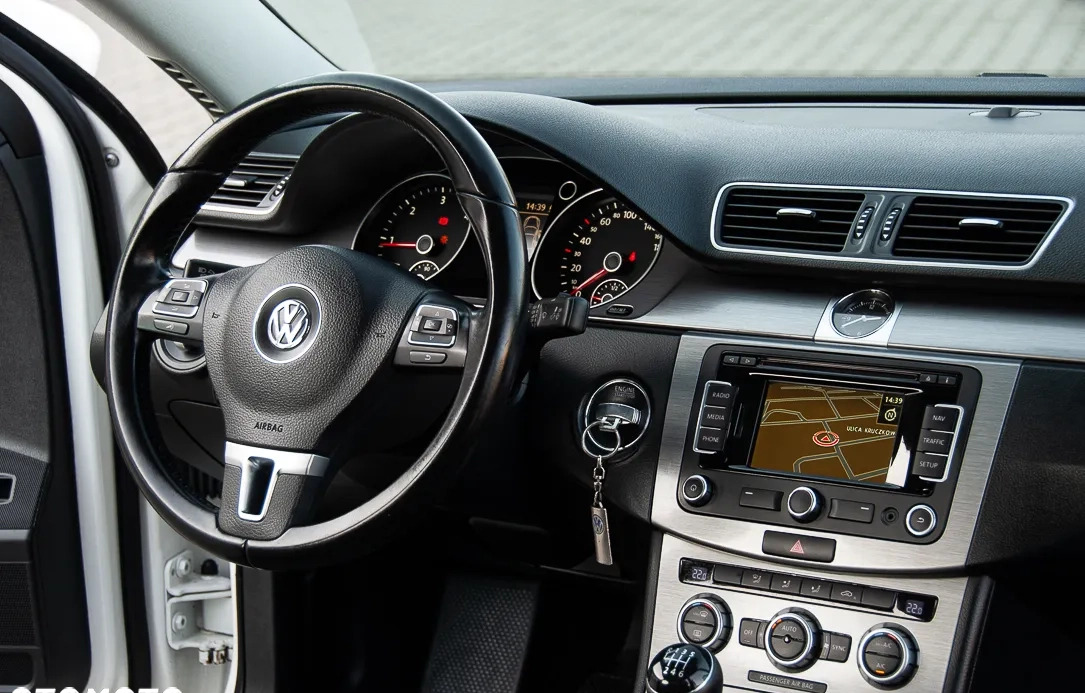Volkswagen Passat cena 41900 przebieg: 225000, rok produkcji 2013 z Wyszków małe 742